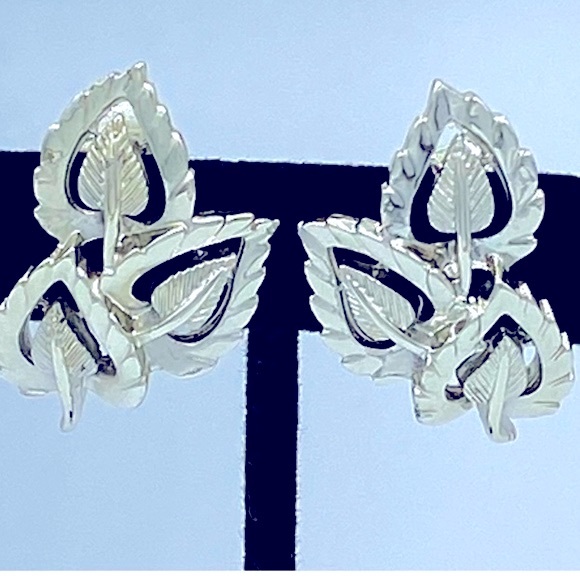 Vintage CORO Bracelet/Earring Set 1950s Silver Toned Leaf Design ClipOn Earrings - Picture 7 of 10